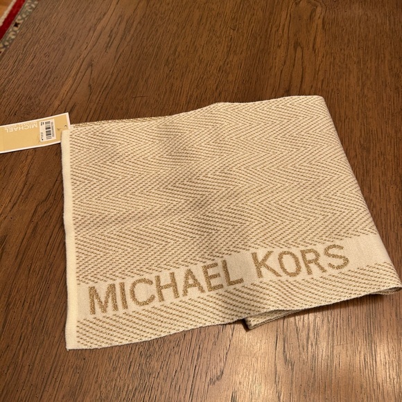 Beautiful Beige with Metallic Gold Michael Kors Chevron Reversible Scarf - Picture 6 of 7